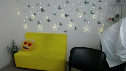 Snapshot of emilyl0vee chatting on March 2026 07:08:02 AM Emily online show from March 2026 07:08:02 AM