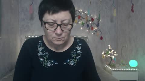 Snapshot of emilyl0vee chatting on April 2026 05:16:01 AM Emily online show from April 2026 05:16:01 AM