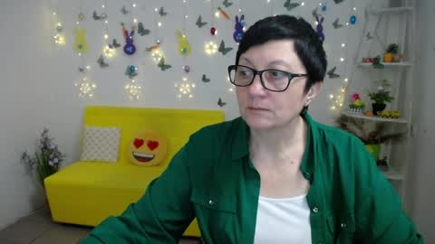 Snapshot of emilyl0vee chatting on April 2026 06:19:01 AM Emily online show from April 2026 06:19:01 AM