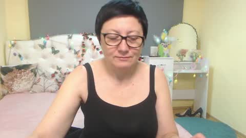 Snapshot of emilyl0vee chatting on April 2026 09:41:02 PM Emily online show from April 2026 09:41:02 PM