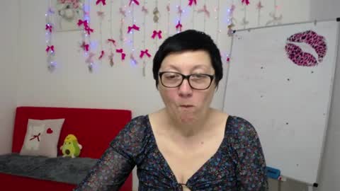 Snapshot of emilyl0vee chatting on April 2026 06:43:01 PM Emily online show from April 2026 06:43:01 PM