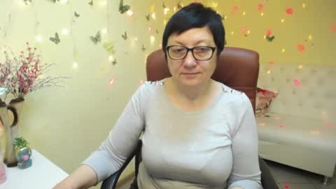 Snapshot of emilyl0vee chatting on April 2026 06:51:01 AM Emily online show from April 2026 06:51:01 AM