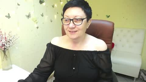 Snapshot of emilyl0vee chatting on May 2026 05:35:01 AM Emily online show from May 2026 05:35:01 AM