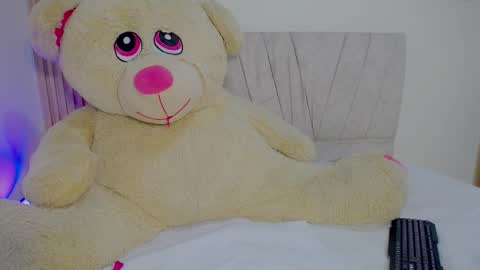 Snapshot of emilylittle___ chatting on November 2025 02:05:04 PM EMI online show from November 2025 02:05:04 PM