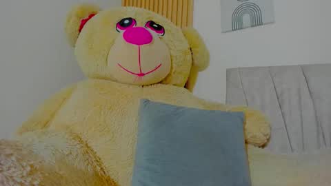 Snapshot of emilylittle___ chatting on February 2026 01:30:02 PM EMI online show from February 2026 01:30:02 PM