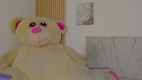 Snapshot of emilylittle___ chatting on April 2026 11:31:02 PM EMI online show from April 2026 11:31:02 PM