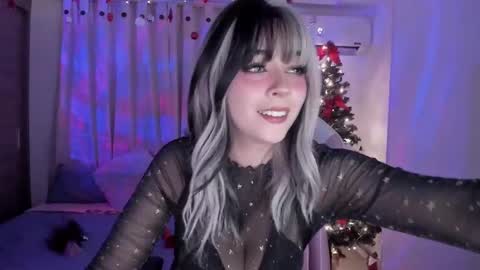 Snapshot of emilyrosss_ chatting on December 2024 06:44:01 AM EMILY online show from December 2024 06:44:01 AM