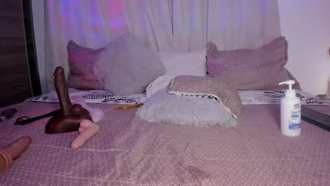 Snapshot of emilyrosss_ chatting on January 2025 08:09:02 AM EMILY online show from January 2025 08:09:02 AM