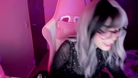 Snapshot of emilyrosss_ chatting on March 2025 03:17:01 AM EMILY online show from March 2025 03:17:01 AM