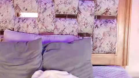 emma2_sm online show from November 2025 12:07:01 PM