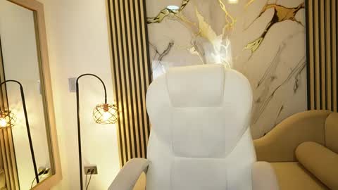 emma__walkerr_ online show from April 2026 07:04:02 PM