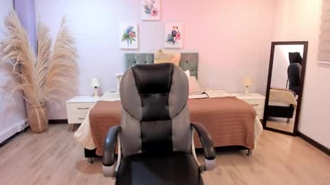 Snapshot of emma_charm_ chatting on November 2025 12:28:02 PM Emma online show from November 2025 12:28:02 PM