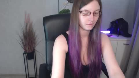 Snapshot of emma_lust94 chatting on November 2025 06:23:01 AM emma online show from November 2025 06:23:01 AM