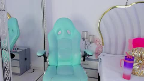 Snapshot of emmacrush chatting on January 2025 08:54:01 PM Welcome Im yosein Your love is my passion activate it with your tips and enjoy with me online show from January 2025 08:54:01 PM