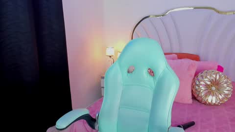 Snapshot of emmacrush chatting on February 2025 10:34:02 PM Welcome Im yosein Your love is my passion activate it with your tips and enjoy with me online show from February 2025 10:34:02 PM