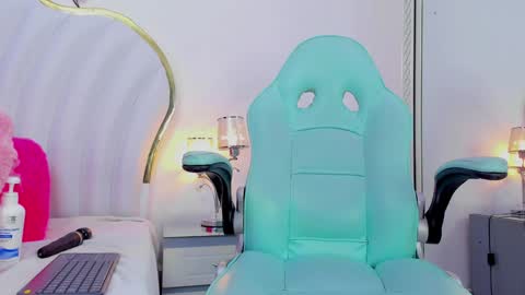 Snapshot of emmacrush chatting on February 2025 01:36:01 AM Welcome Im yosein Your love is my passion activate it with your tips and enjoy with me online show from February 2025 01:36:01 AM