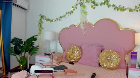 Snapshot of emmacrush chatting on September 2025 09:47:02 PM Welcome Im yosein Your love is my passion activate it with your tips and enjoy with me online show from September 2025 09:47:02 PM