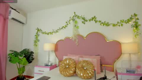 Snapshot of emmacrush chatting on September 2025 08:56:01 PM Welcome Im yosein Your love is my passion activate it with your tips and enjoy with me online show from September 2025 08:56:01 PM