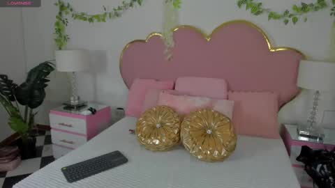 Snapshot of emmacrush chatting on October 2025 09:33:01 PM Welcome Im yosein Your love is my passion activate it with your tips and enjoy with me online show from October 2025 09:33:01 PM