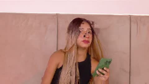 E M M A  online show from April 2026 04:33:02 PM