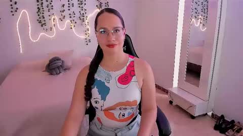 Snapshot of emmatorres9 chatting on October 2025 02:14:02 PM Emma Torres online show from October 2025 02:14:02 PM
