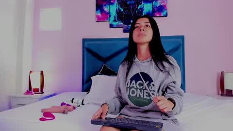 Snapshot of emmawillliams chatting on January 2025 01:51:01 PM Emma online show from January 2025 01:51:01 PM