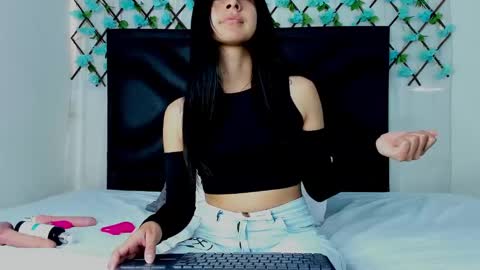 Snapshot of emmawillliams chatting on January 2025 04:04:01 PM Emma online show from January 2025 04:04:01 PM