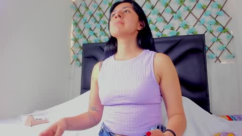 Snapshot of emmawillliams chatting on April 2026 04:59:01 PM Emma online show from April 2026 04:59:01 PM