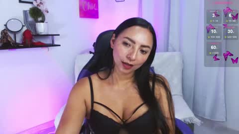 Snapshot of emmi_cam chatting on April 2026 01:06:02 PM Emmi Cam online show from April 2026 01:06:02 PM