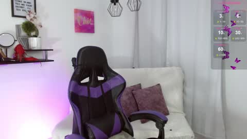 Snapshot of emmi_cam chatting on April 2026 01:18:01 PM Emmi Cam online show from April 2026 01:18:01 PM