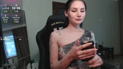 Snapshot of emmiclo chatting on January 2025 06:59:02 AM Emily online show from January 2025 06:59:02 AM