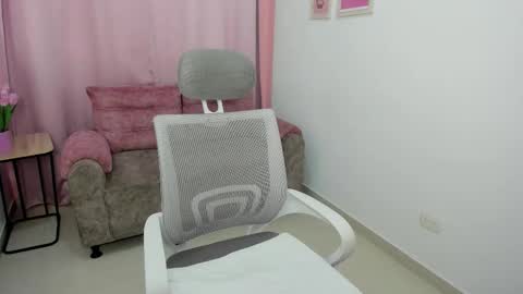 Snapshot of emmiejones_ chatting on October 2025 07:58:01 PM Emmi online show from October 2025 07:58:01 PM