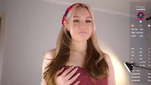 Snapshot of emmiemurray chatting on October 2025 06:32:01 AM Aurora online show from October 2025 06:32:01 AM