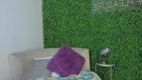 Snapshot of emmiily_z chatting on January 2025 11:06:01 PM Emmiily online show from January 2025 11:06:01 PM