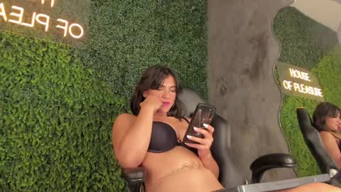 Snapshot of emmiily_z chatting on February 2025 05:18:01 AM Emmiily online show from February 2025 05:18:01 AM