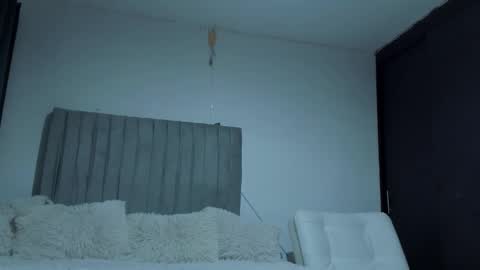 Emmily Smith online show from November 2025 02:44:01 AM