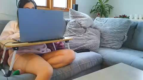 Snapshot of emyxxl chatting on December 2025 01:05:01 PM emyxxl online show from December 2025 01:05:01 PM