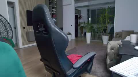 Erik online show from February 2025 10:09:02 PM