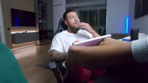 Erik online show from December 2025 07:40:02 PM