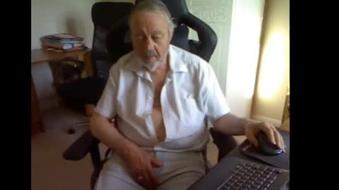 erasmus_d online show from May 2026 05:18:02 PM