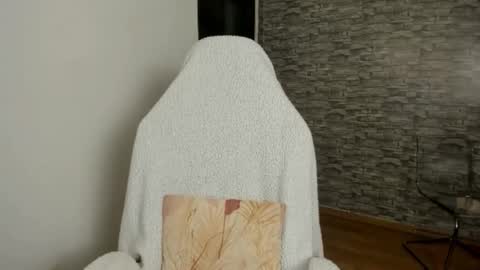 Snapshot of erica_xoo chatting on November 2025 08:17:01 AM Riaaa online show from November 2025 08:17:01 AM