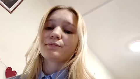 Snapshot of erlinefisk chatting on December 2025 01:27:01 PM Amelie online show from December 2025 01:27:01 PM