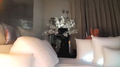 Esther online show from October 2025 09:36:01 PM