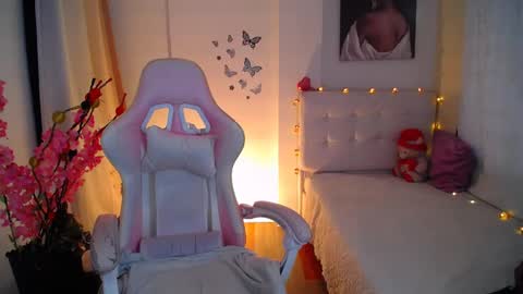 Esmeralda online show from February 2025 08:01:01 PM