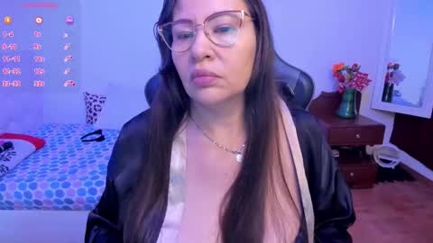 Snapshot of esmeralda_milf1 chatting on October 2025 08:08:02 PM esme online show from October 2025 08:08:02 PM