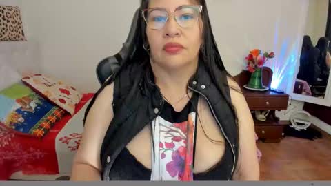 Snapshot of esmeralda_milf1 chatting on December 2025 08:16:02 PM esme online show from December 2025 08:16:02 PM