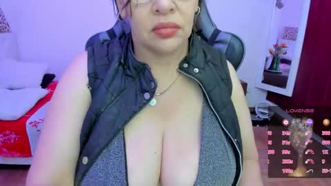 Snapshot of esmeralda_milf1 chatting on February 2026 06:23:01 PM esme online show from February 2026 06:23:01 PM