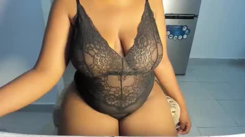 Esme online show from December 2025 04:14:01 PM