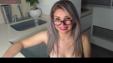 Snapshot of esperanza86_ chatting on February 2025 12:42:01 AM Juliana online show from February 2025 12:42:01 AM