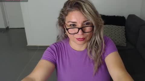 Snapshot of esperanza86_ chatting on February 2025 11:44:01 PM Juliana online show from February 2025 11:44:01 PM